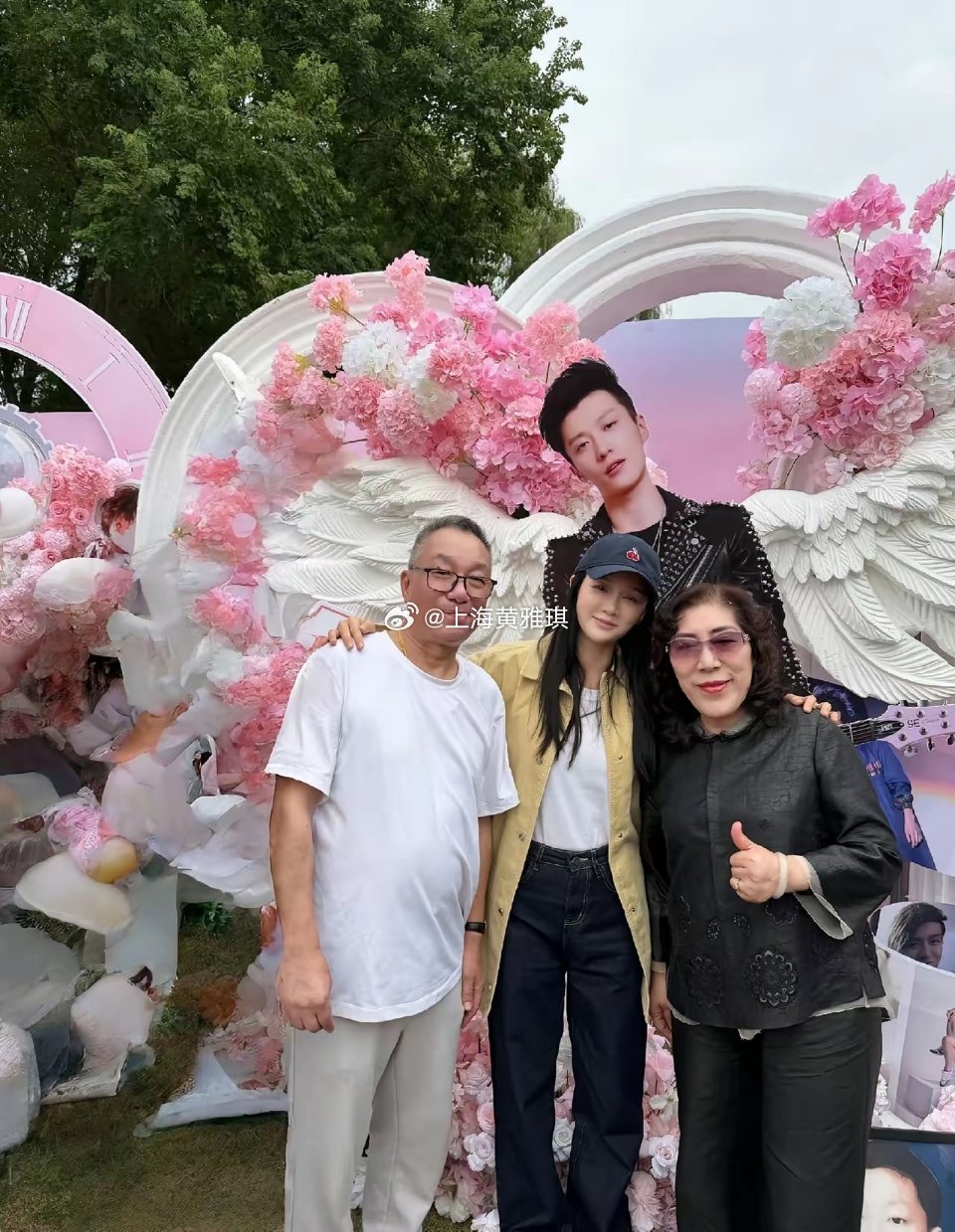 陈乔恩带老公现身上海，为老友乔任梁过生日！这已经是连续10年如此了，一个朋友，能