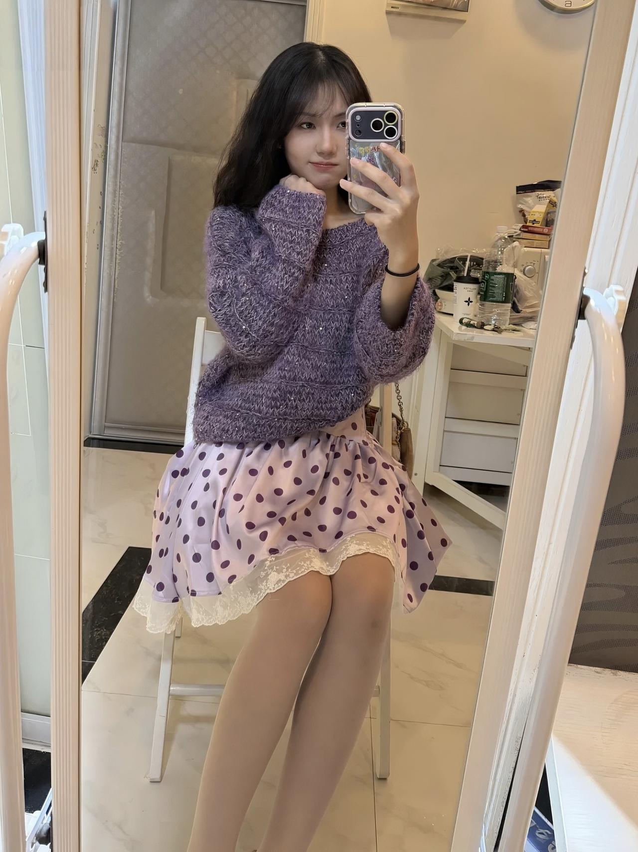 今天的OOTD是温柔紫系～💜毛茸茸的香芋紫毛衣软乎乎的，混着细闪巨显白！搭浅