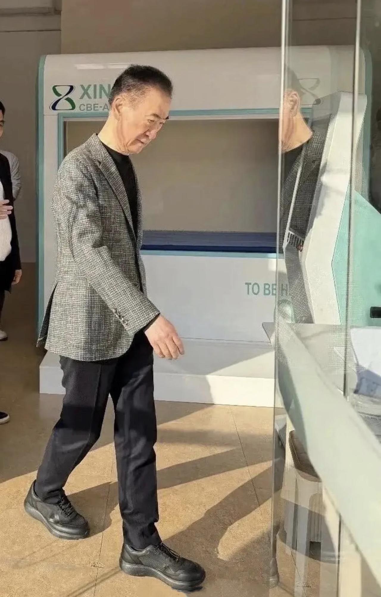 王健林这两年明显老了许多，整个人也瘦了不少，记得他五十多岁的时候，脸上不仅有肉，