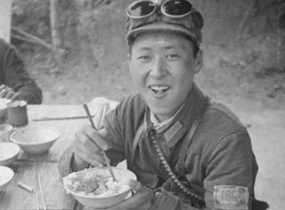 国民党军队的伙食，表面上看有模有样。1935年，国民政府军政部定的标准是每人每天