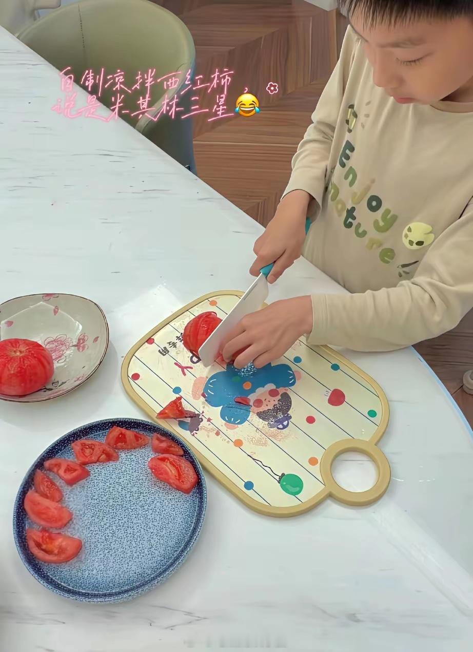 马龙老婆夏露分享和俩儿子的合照，大儿子八岁，小儿子六岁，俩男孩身高相差半个头，和