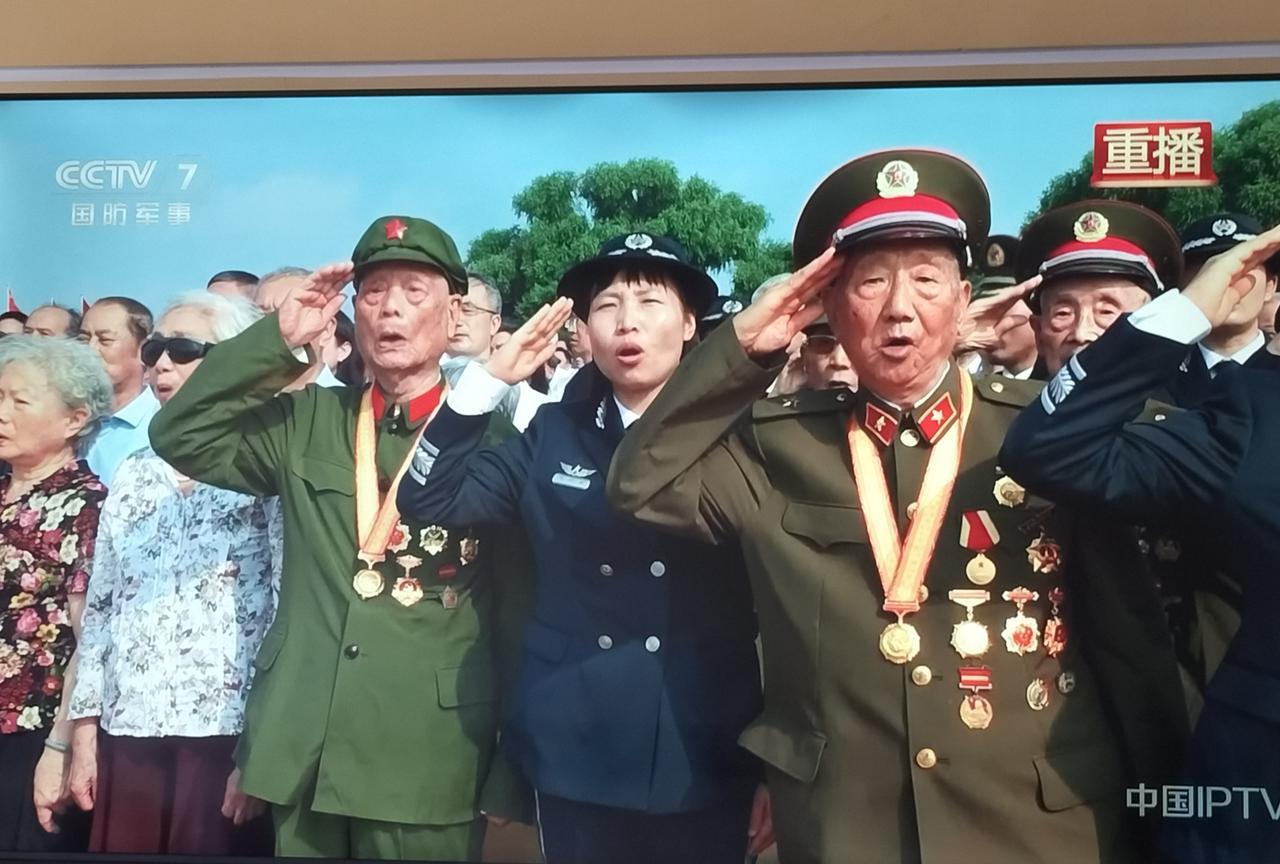 这是整个阅兵式最令人泪目一幕。当升旗手，将国旗扬起，全场观众肃立行注目礼，所有
