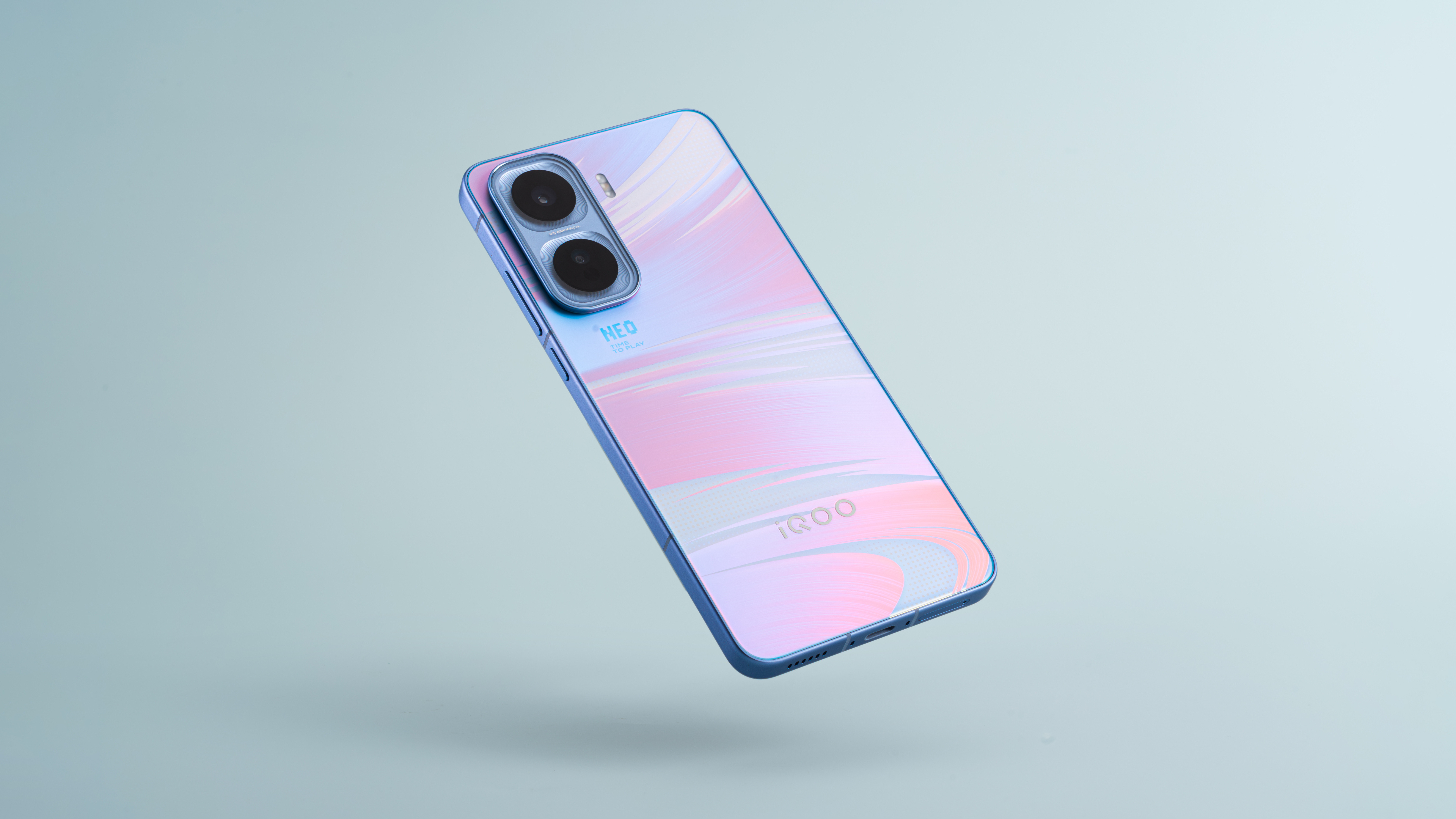 给手里的iQOONeo11来一套图赏，配色名字叫面对疾风。听名字就很二次元，