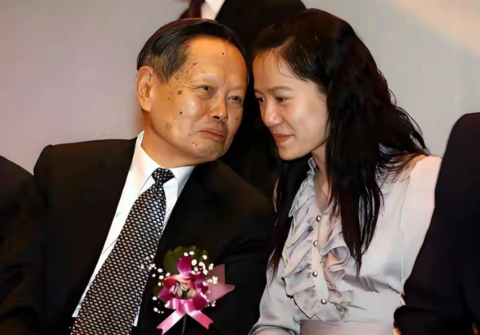 2025年10月杨振宁离世，葬礼上翁帆悲痛落泪，让众人看到她的真心。时隔五个月，