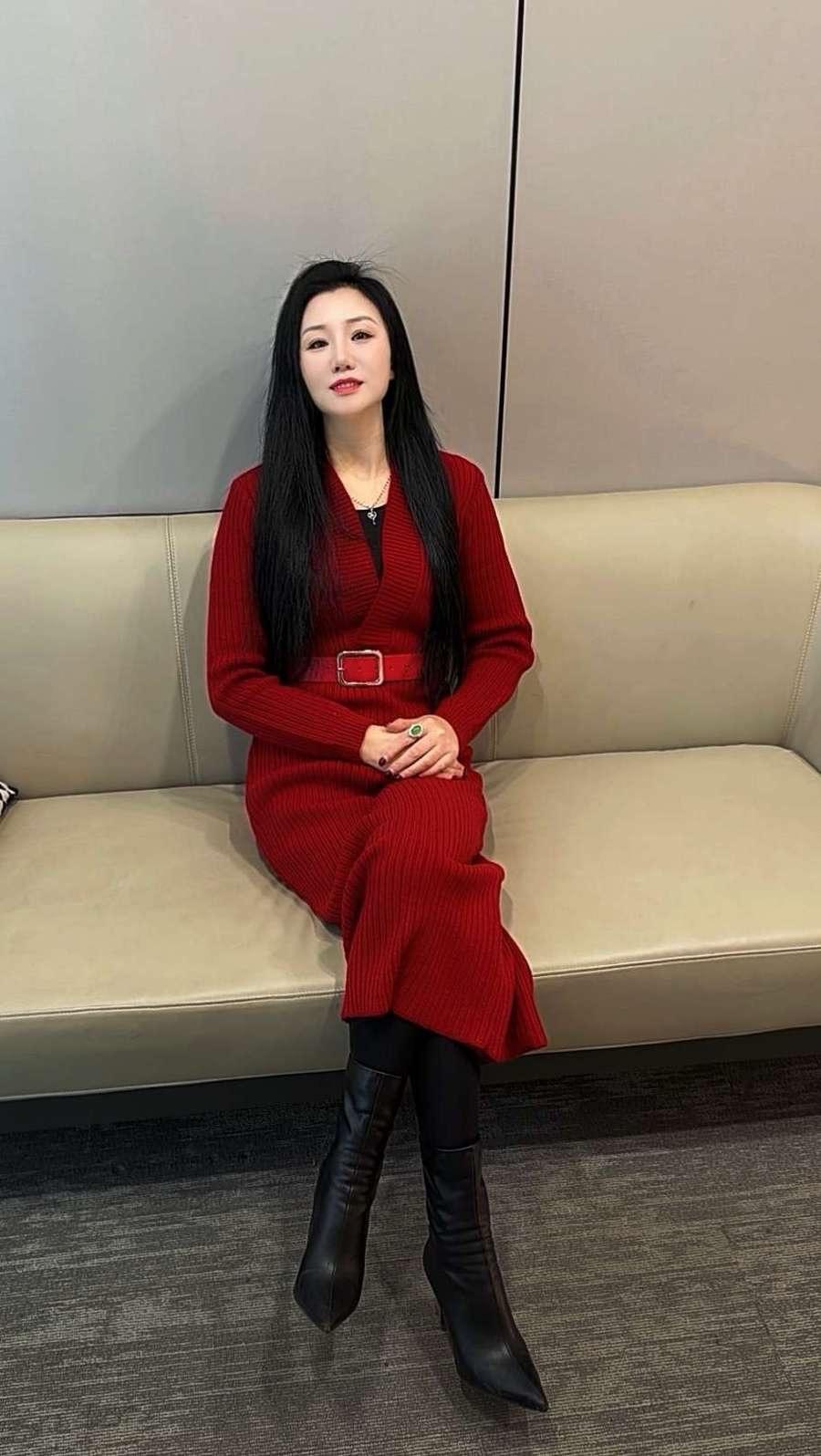 红衣少妇好美呀