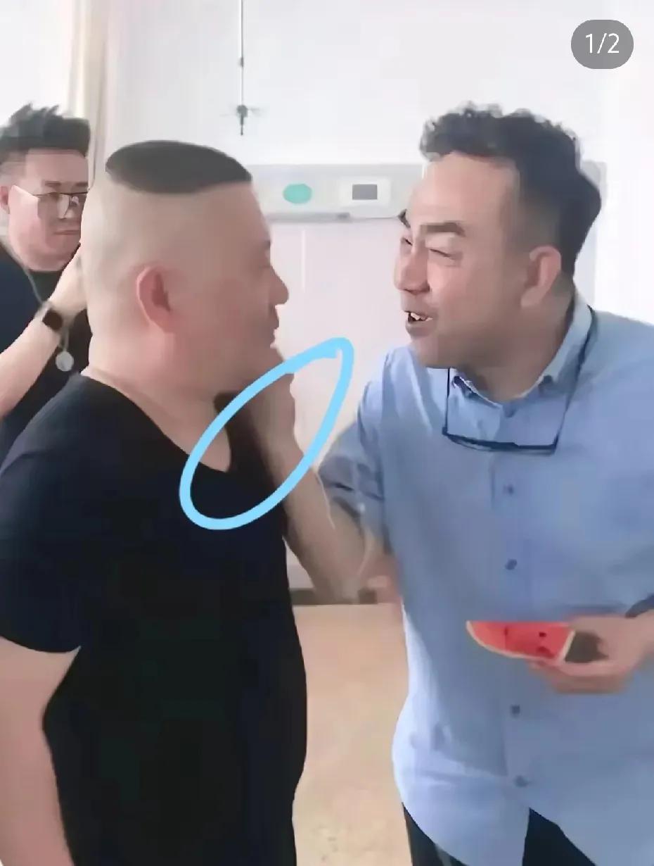 瞧瞧这相声圈多讲究！​郭德纲去探望杨少华时，杨议吃完西瓜随手拍他脸，郭德纲愣都是