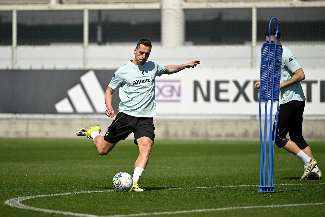 球场哪有病床香！尤文图斯官方确认，米利克右大腿股二头肌遭遇中度损伤❌米利克