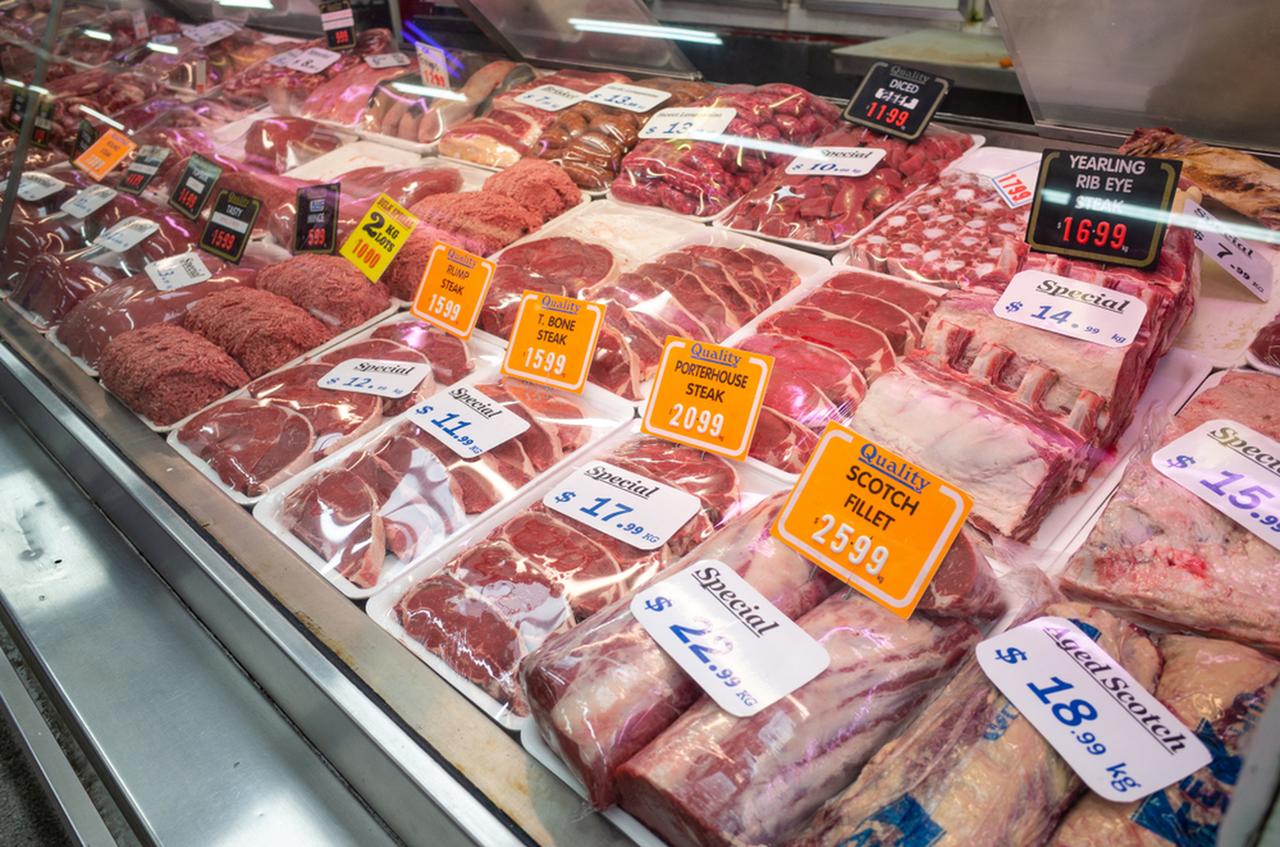澳洲牛肉被加征55%关税，你以为牛肉要涨价了？恰恰相反，这刀砍下去，你的火锅反而