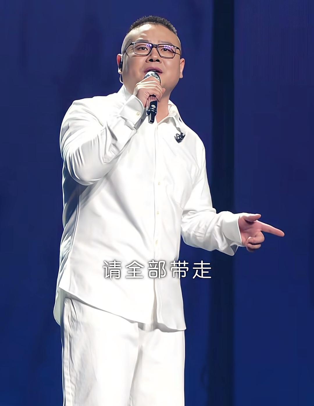 岳云鹏唱《大海》，破音、跑调，高音上不去。刚刚刷到一个视频切片，是岳云鹏在成
