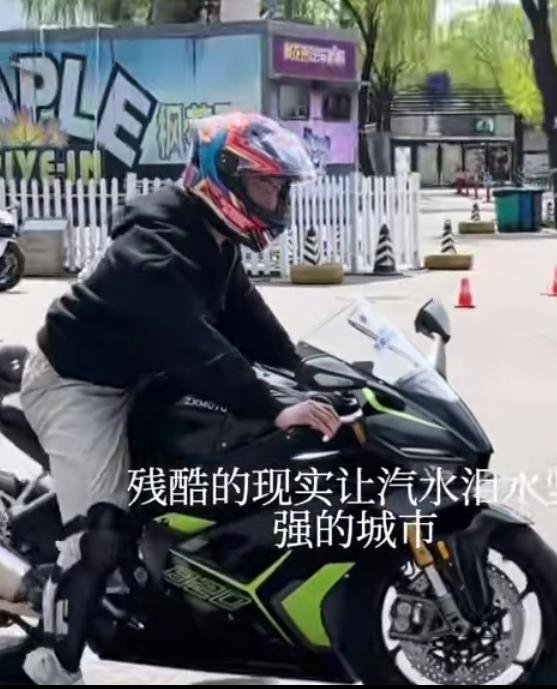 武大靖居然跑去试驾张雪机车了，这事还真有点意外。毕竟他是奥运冠军，对速度、平衡、