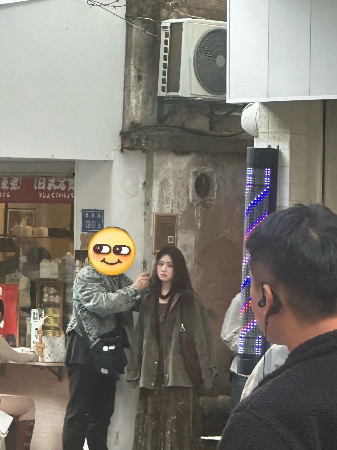 路人偶遇拍戏的刘昊然李兰迪脸比电视里更精致更小巧