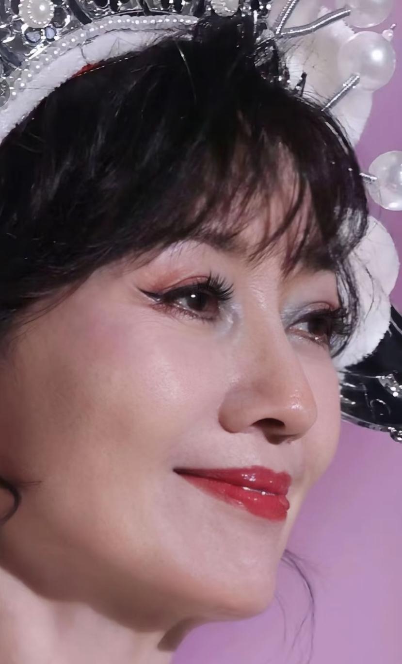 72岁赵雅芝生图，真的很牛了，不说皮肤皱纹，就这骨相无敌了！关键她完全没有那种