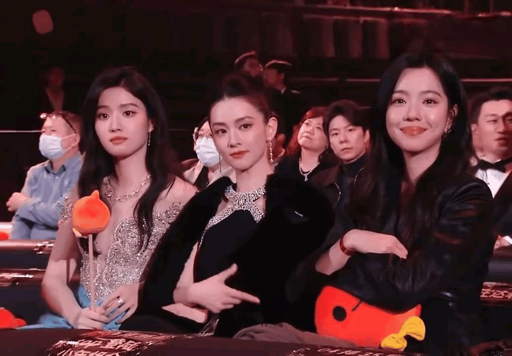 只要有陈昊宇在的镜头里，没有任何一个女明星能够美过她。陈昊宇的眼神非常特别，又