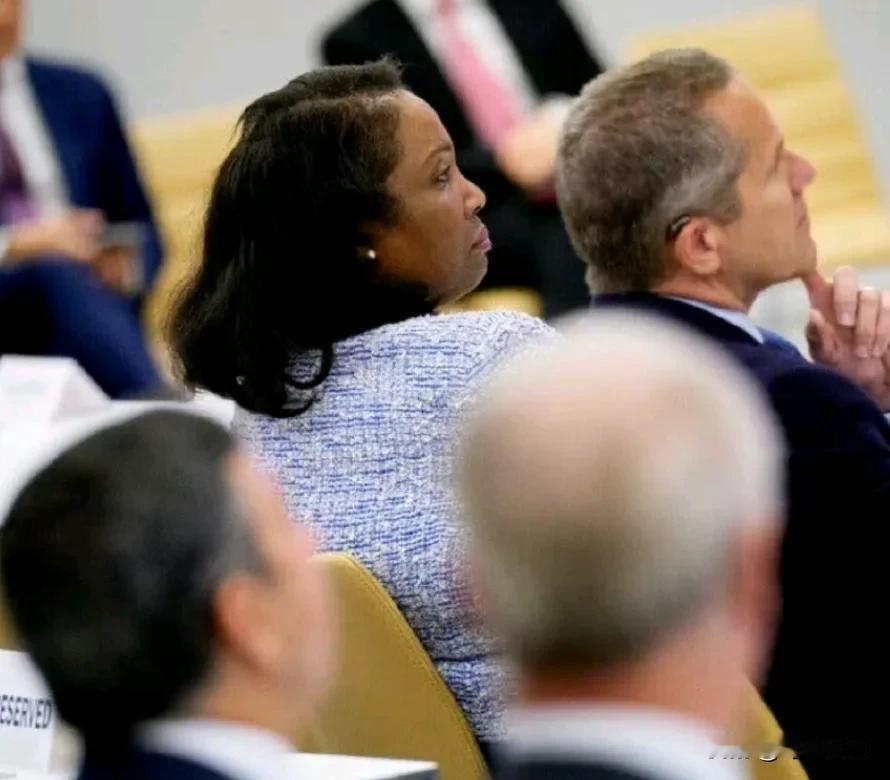 美联储被开除的理事黑人女性，告Trump开除她违法的案子，今天开庭以个人身份