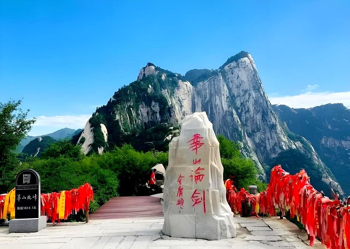 我和媳妇站在华山景区门口，看着价目表直发懵。门票、景交车、索道算下来，两个人
