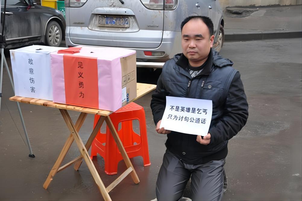 2012年，一位男子见义勇为抓小偷，本以为会受到警方的表彰，没想到，最后竟等来了