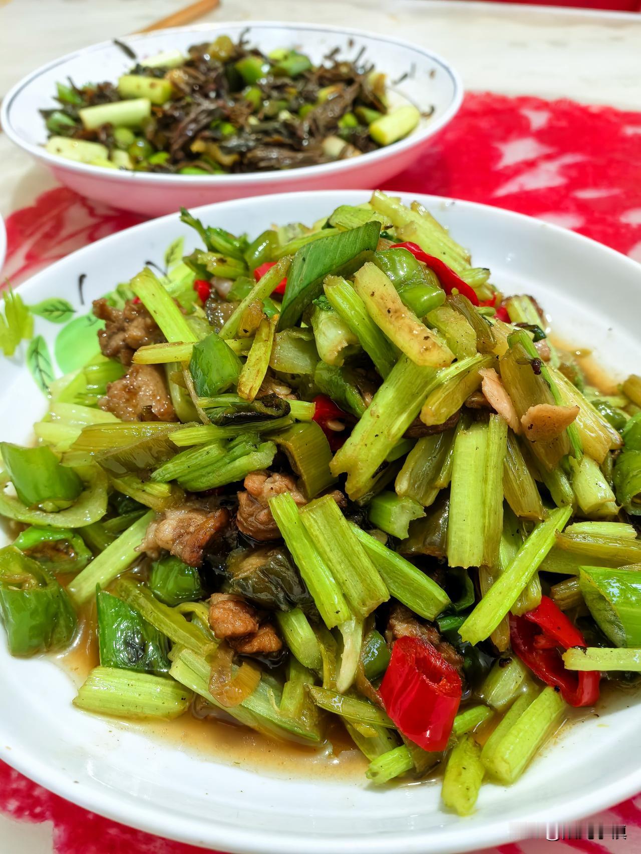 我和老母亲的晚饭，今晚三个菜……黄瓜炒肉，芹菜炒辣椒，香椿拌蒜苔，这三个菜都