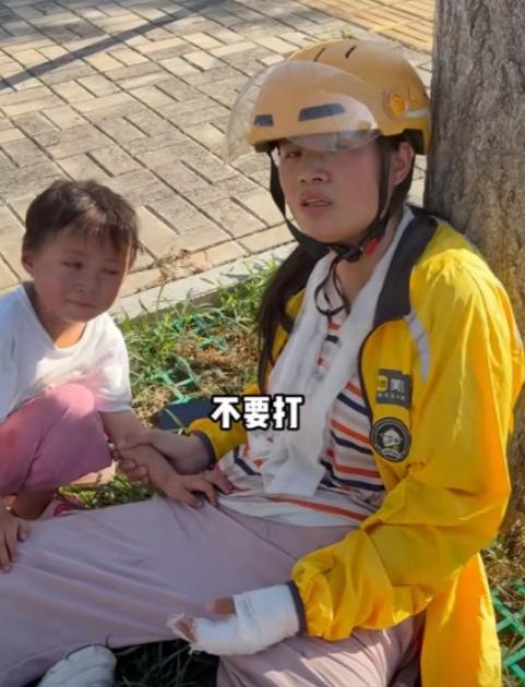 看哭了！亳州，母女送外卖骑车摔倒后靠在树干上休息，路过男子一看中暑了！拿起手机就