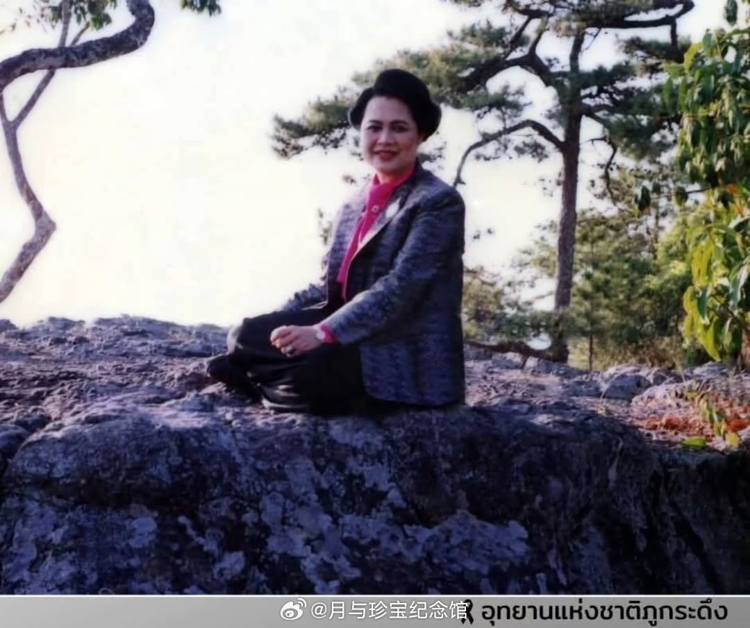 王室王室泰国王室暹罗往事老照片：1992年12月22日，红唇姐在黎府普