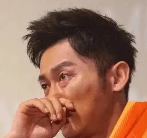 李晨今晚肯定要哭晕在厕所了，不是因为现在没戏拍了，也不是因为鹿晗、邓超和