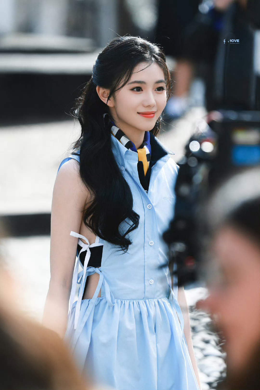 刘浩存星味刘浩存现身miumiu大秀，一身蓝色连衣裙清新淡雅，太美了