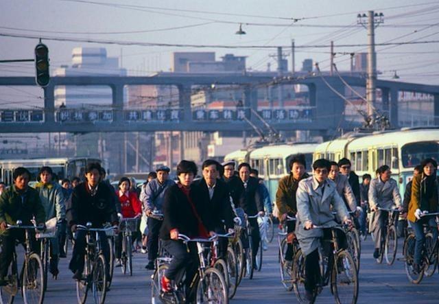 今天的中国这么强大，其实是很反常的，按理说，中国应该比现在更穷、更落后、更弱才对