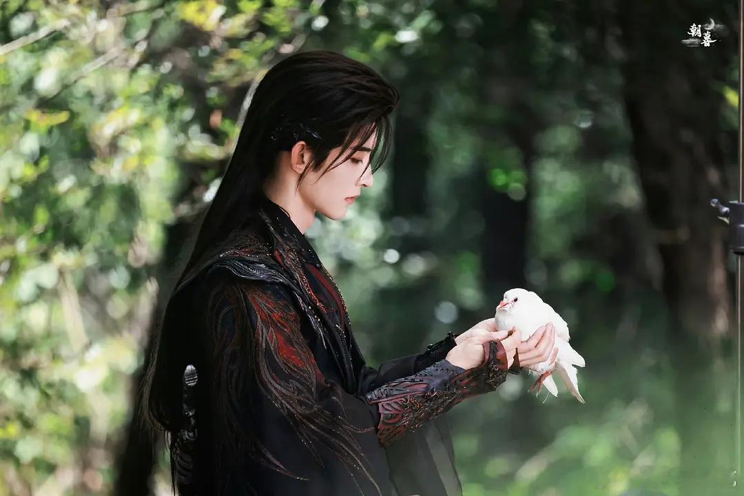 常华森的身材比例没问题吧[笑着哭]就这也被人黑了[捂脸哭]183的身材比例，剧组的衣