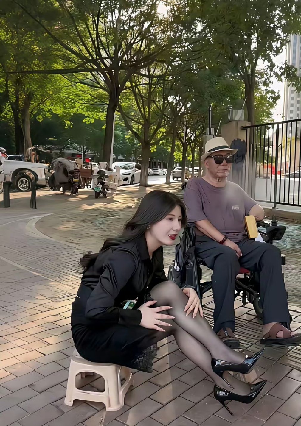 女子问路，给大爷问紧张了。​​​