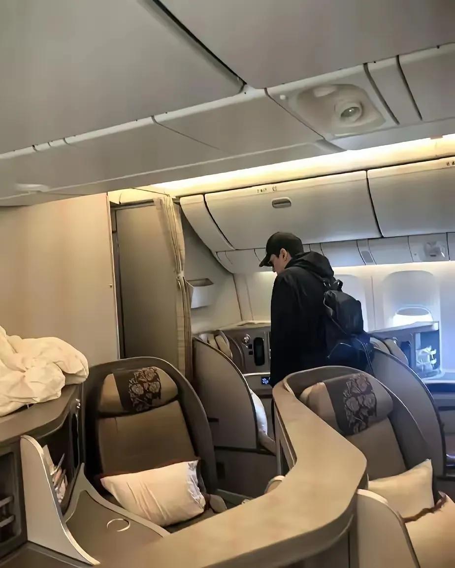 胡歌于2023年官宣与经纪人黄曦宁结婚并生女，妻子曾是其执行经纪兼造型助理。两人