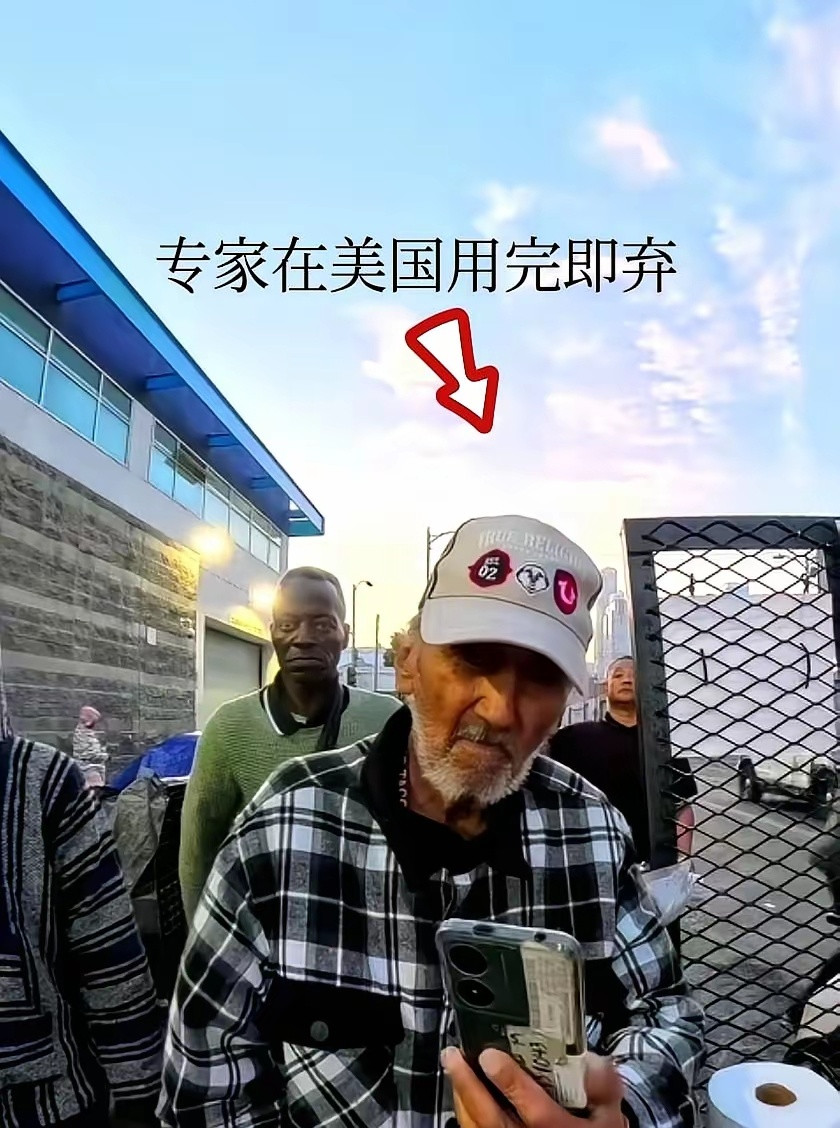 小伙在洛杉矶街头卖酱香饼，视频里竟然拍到一个无家可归的前苏联军工专家，老无所依，