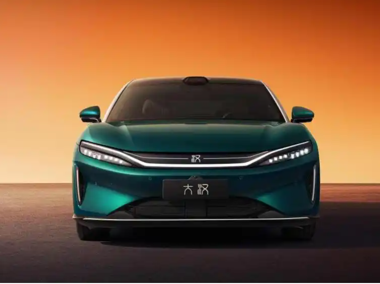 王朝网全新D+级旗舰轿车“大汉”在2026成都车展完成全球首秀。作为王朝“9系”产品矩阵中的轿车旗舰