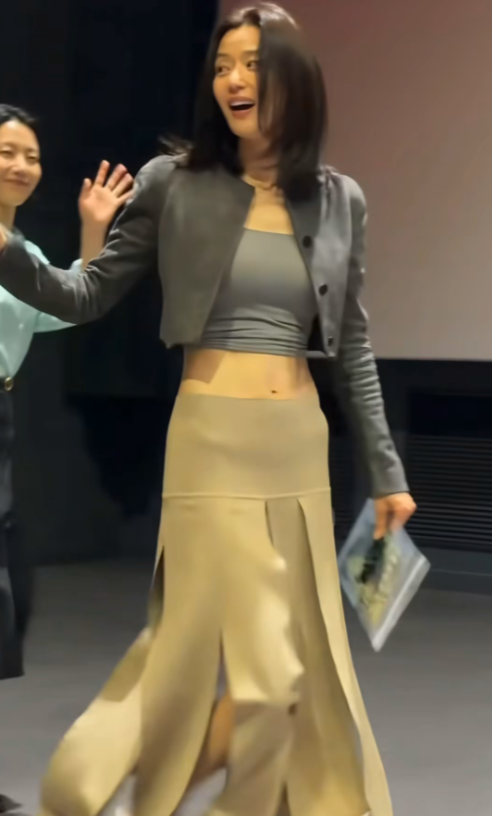 2026年5月20日，全智贤在首尔出席复出电影《群体》的媒体路演活动，现场的路透