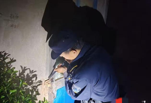 5月5日凌晨3点，远在新加坡的黄女士突然通过家中监控发现，88岁的父亲独自摔倒在