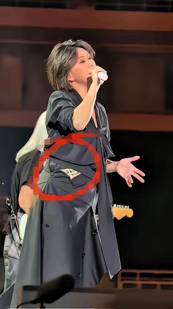 可以说这是有史以来开演唱会穿的最邋遢一位。也不知道孙燕姿是故意这么穿的，还是
