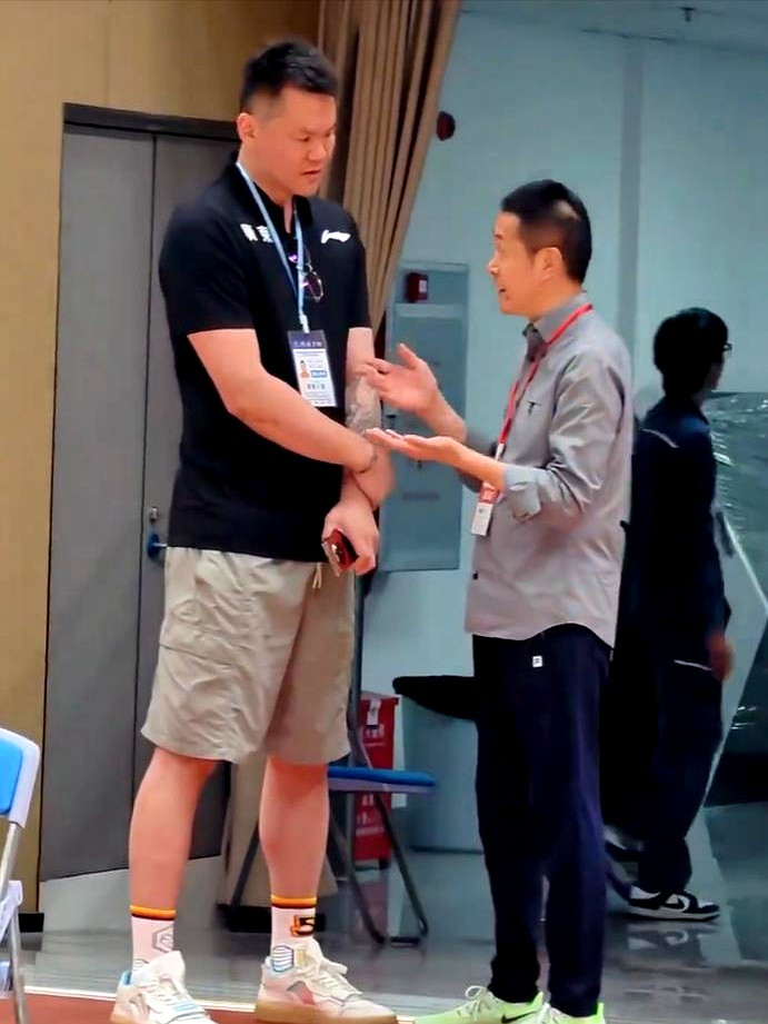 之前总觉得广东宏远离不开朱芳雨，可看到俱乐部一口气甩出的招聘公告，才明白这背后的水有多深网上都在传为