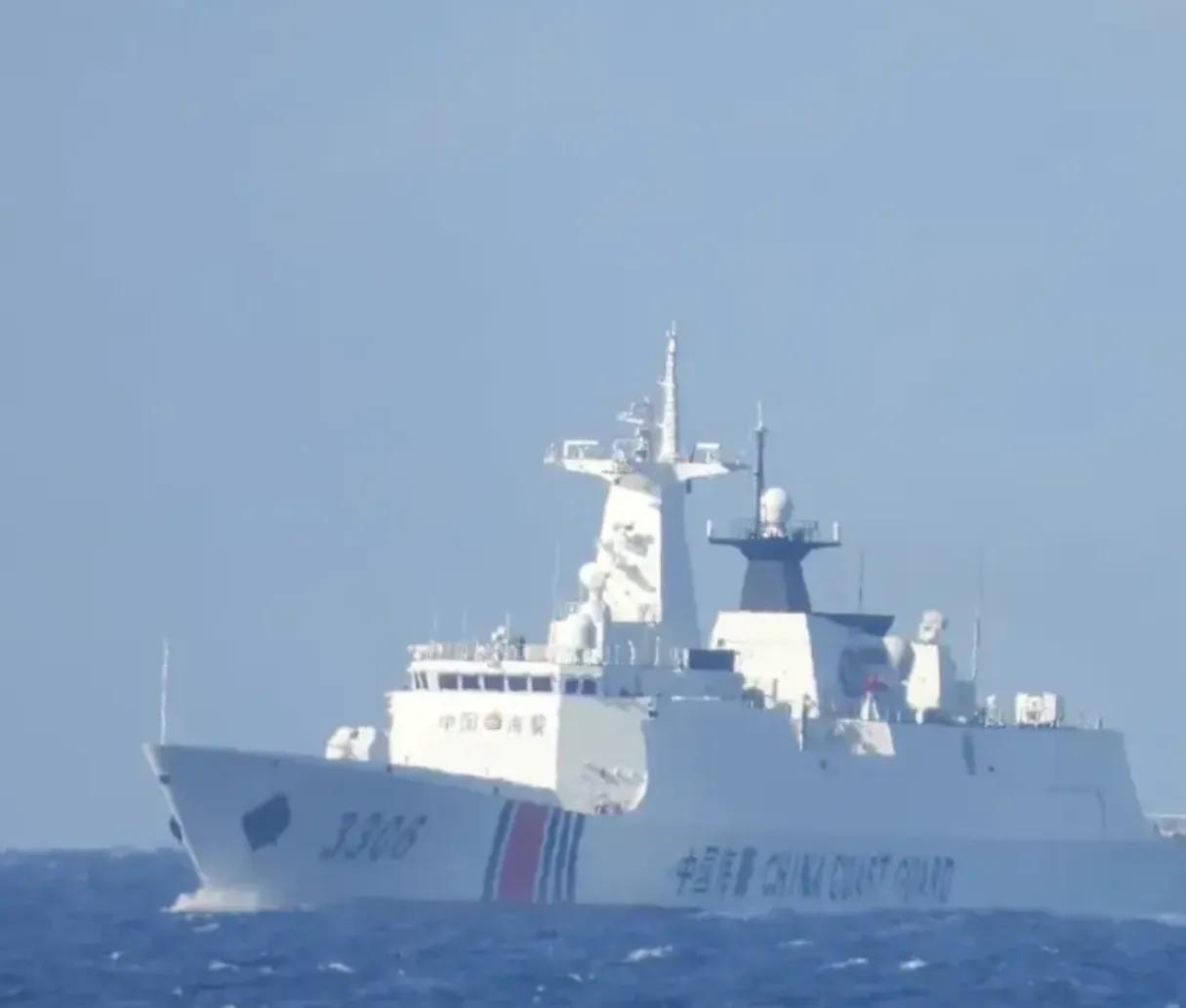 最好的防御是进攻！8月15日，菲律宾媒体爆料说，发现中国海警3306船像"门神"