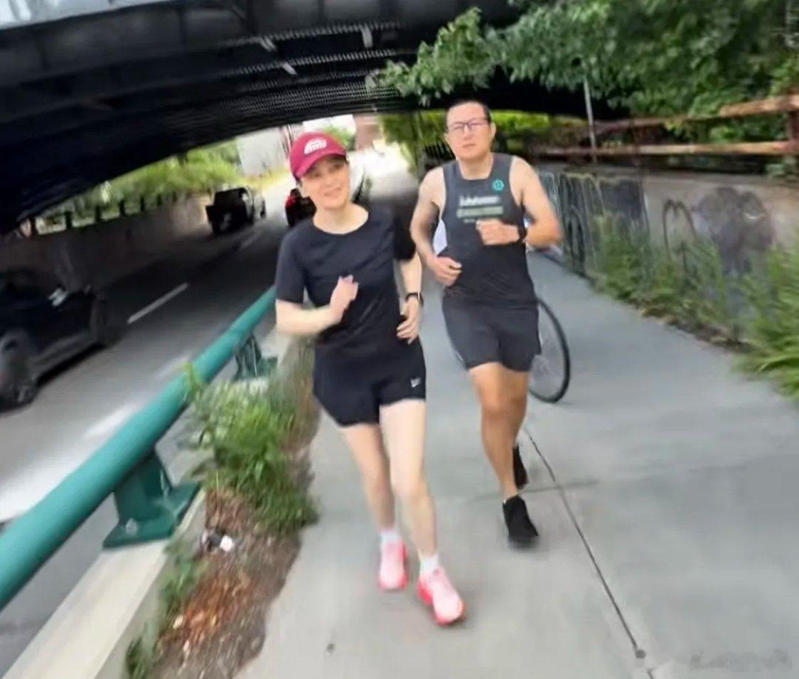 梅婷一家在美国波士顿过暑假，她和老公早起晨练，夫妻俩一起挑战慢跑10公里。曾剑穿