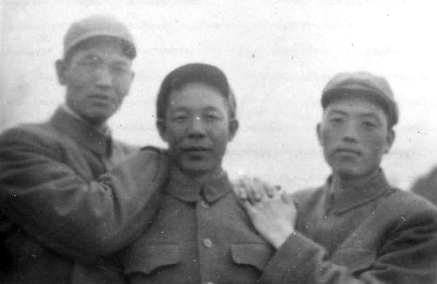 上世纪60年代初，盘锦大洼子农场副场长吴成德正带领职工晒粮，突然1辆小车缓缓驶来