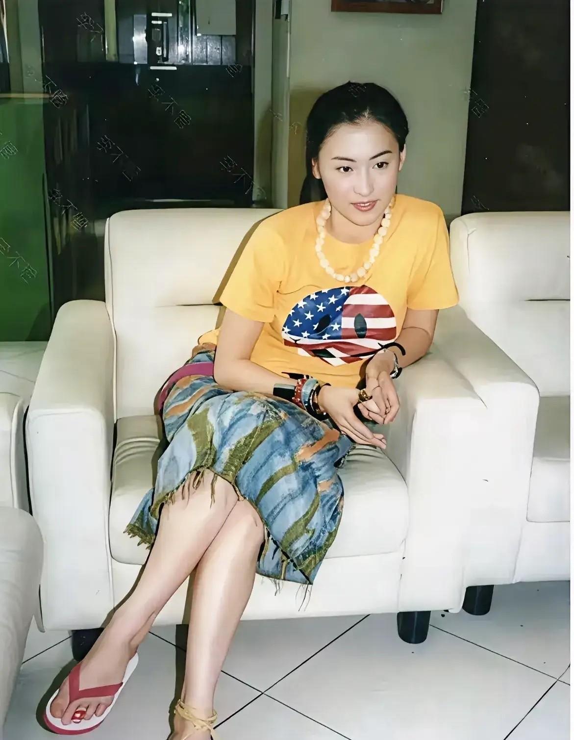原来张柏芝的二脚趾头也比较长，年轻时候的她长相干净，穿着普通的衣服，韵味十足。那