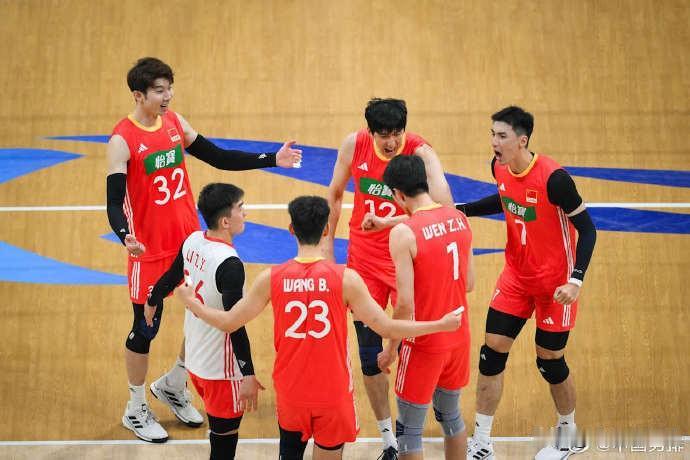 男排“外教”海宁用人保守，主攻王滨向他证明了年轻球员才是王道。与中国女排招来很多