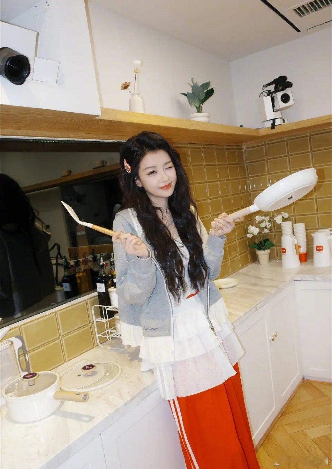 孙怡好装啊还要那盘子摆拍