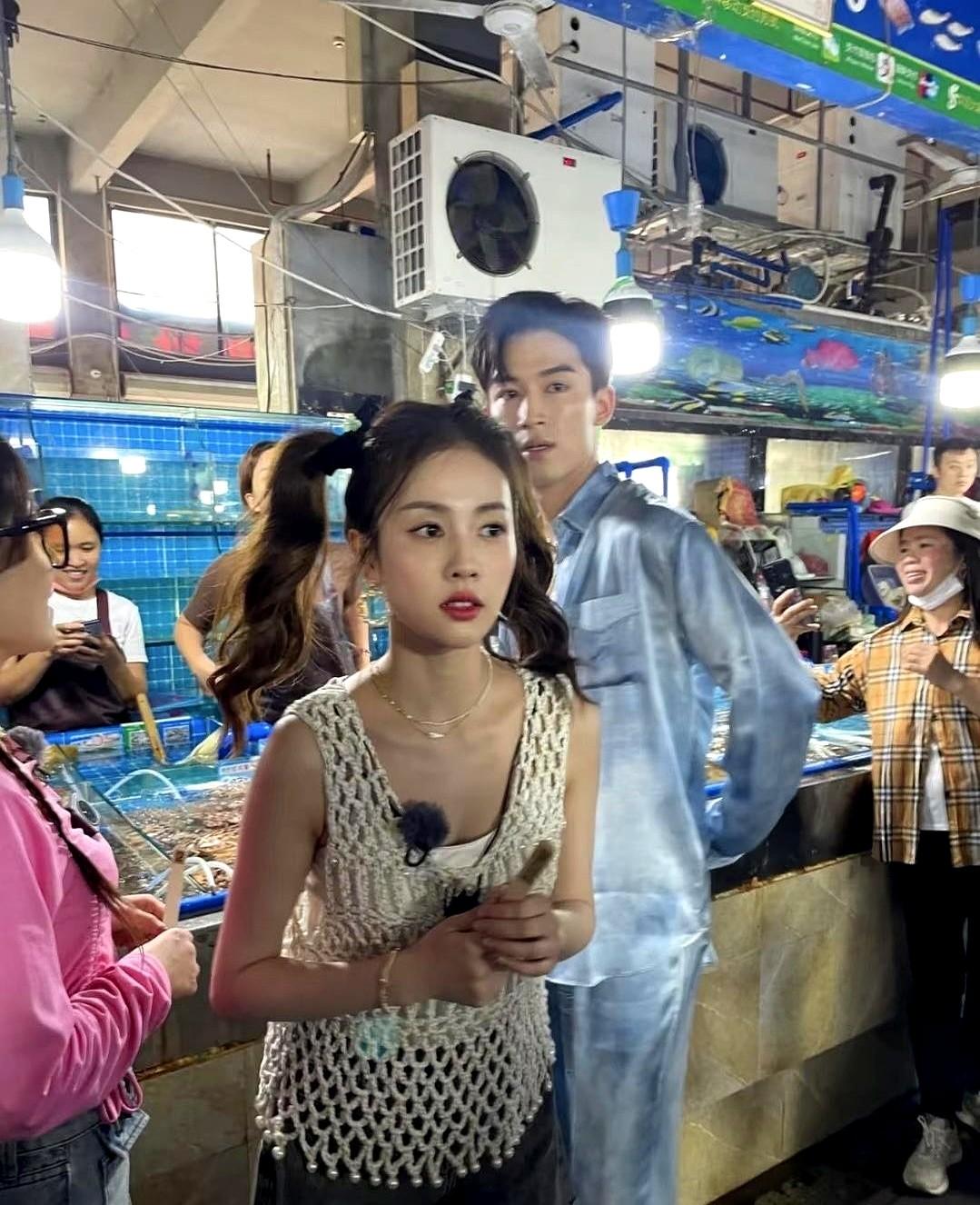 白鹿那发量，真不是天生的。看她路人视角下的照片，还有染了粉色头发的vlog，