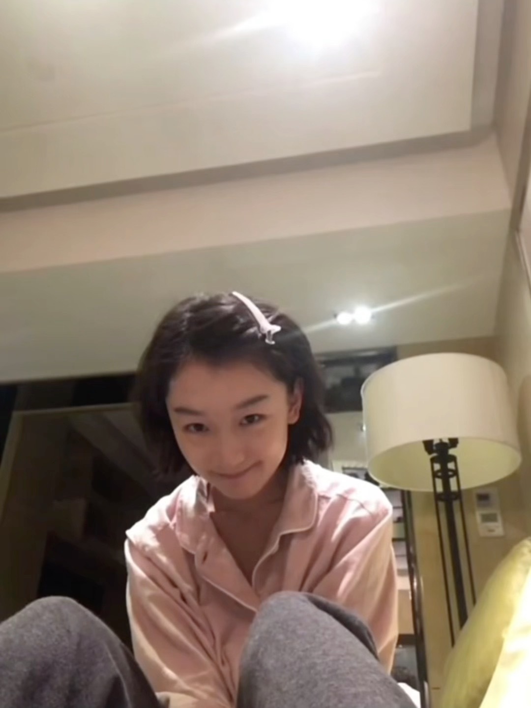 我是真的很喜欢早期的周冬雨，不化妆也很清纯灵动，特别独特的气质，她的脸在电影里尤