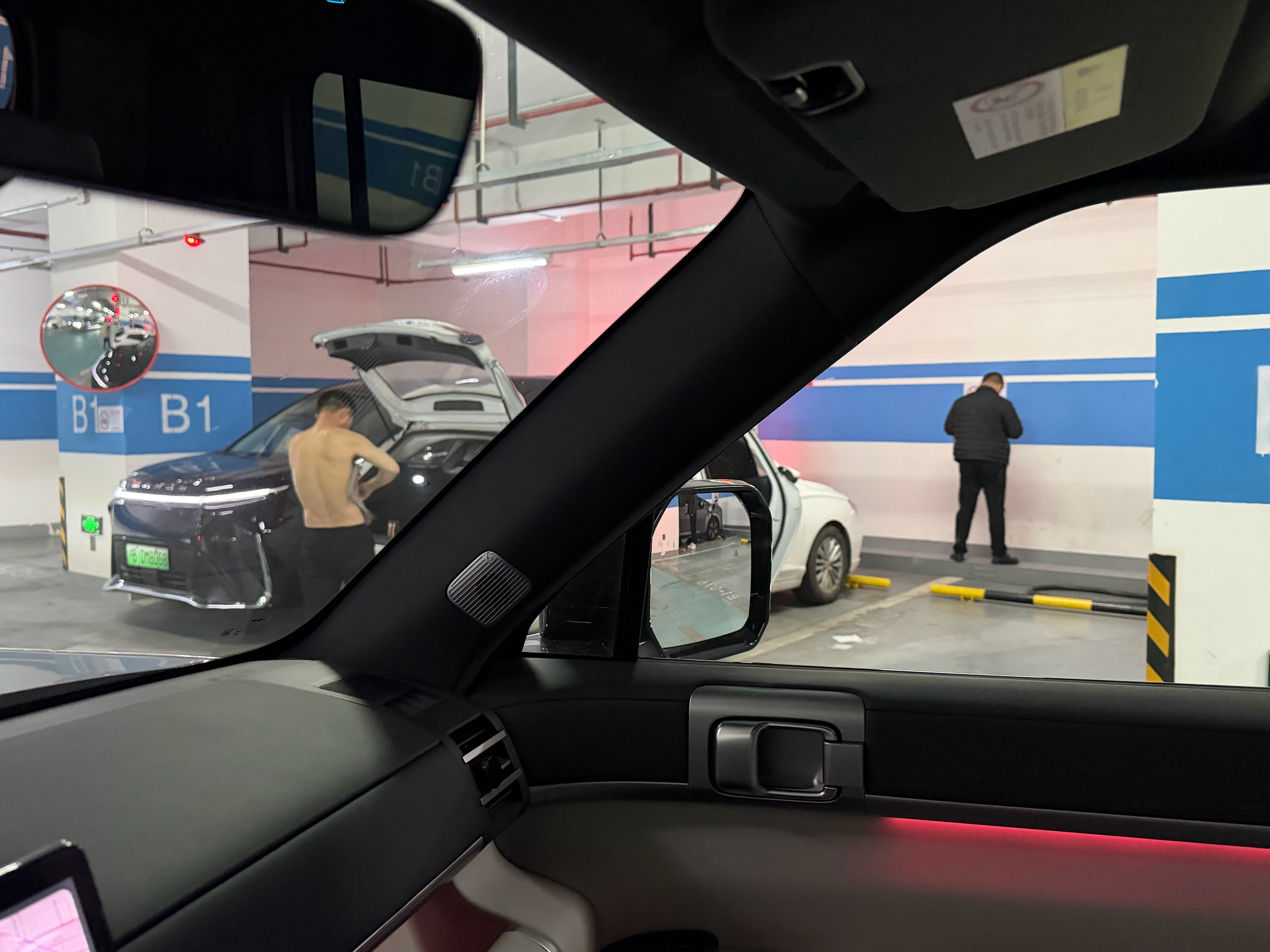 这充电站真是惊呆了….有人在上厕所，有人在洗澡。一时不知道该吐槽还是同情