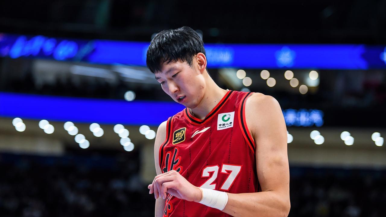 周琦：上一场比赛拿了季后赛得分新高，给了球迷一种错觉，还是就是上班混时间。<em>陈盈</em>