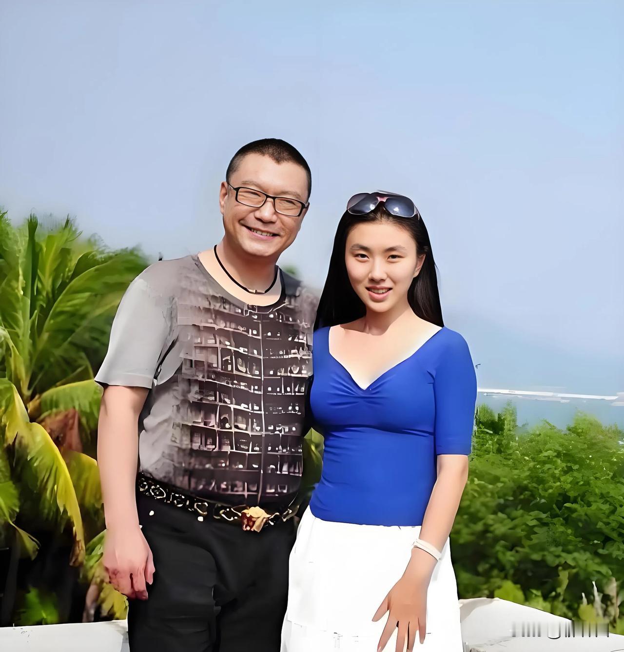 尹相杰艳福不浅，小16岁老婆颜值堪比现代女星，身穿蓝色的短袖搭配白色裙子，显得知