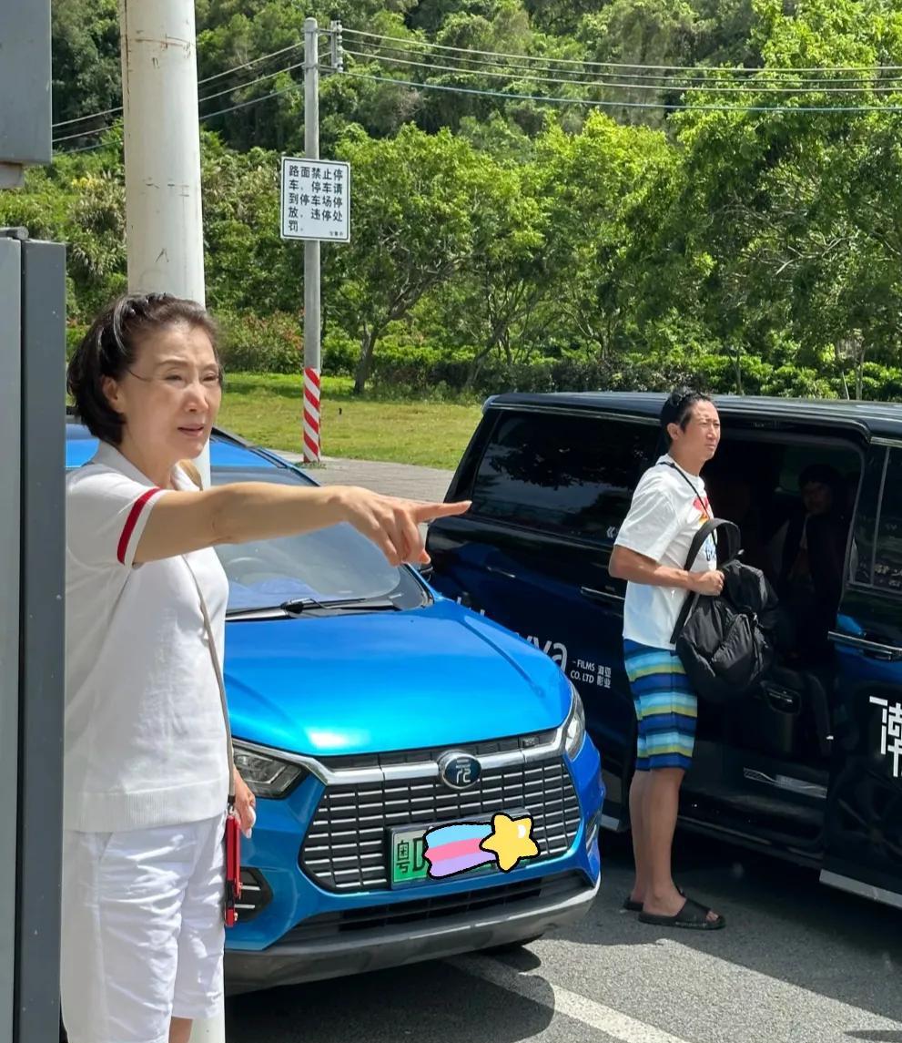 汕头偶遇洪金宝的韩国前妻，身材好高大啊，难怪3个儿子都超1米8！近日，某网友在
