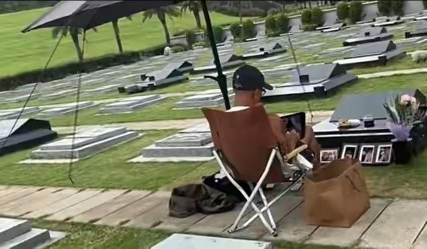 新年伊始，具俊晔孤身前往墓地陪伴大S。遇到网友招呼，他沉默不语，只顾低头认真用力