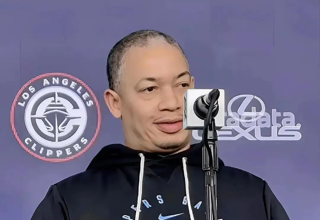 把2米13的中锋按在板凳上，快船反而打疯了。泰伦卢撕掉了战术板：祖巴茨场均少打