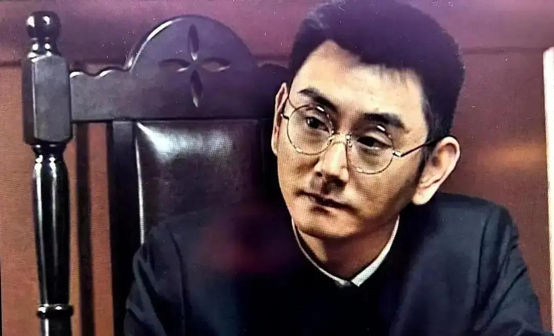 3次崩溃，谍战最狠刀余则成第一次失控，是听到左蓝可能暴露。恋人名字被敌人念